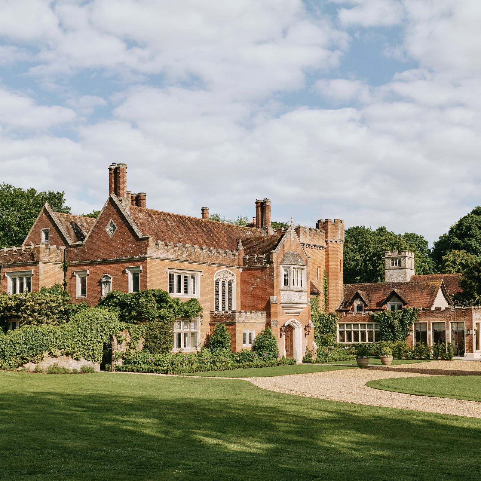 A higgledy-piggledy country house in Hampshire harmonised by Salvesen Graham