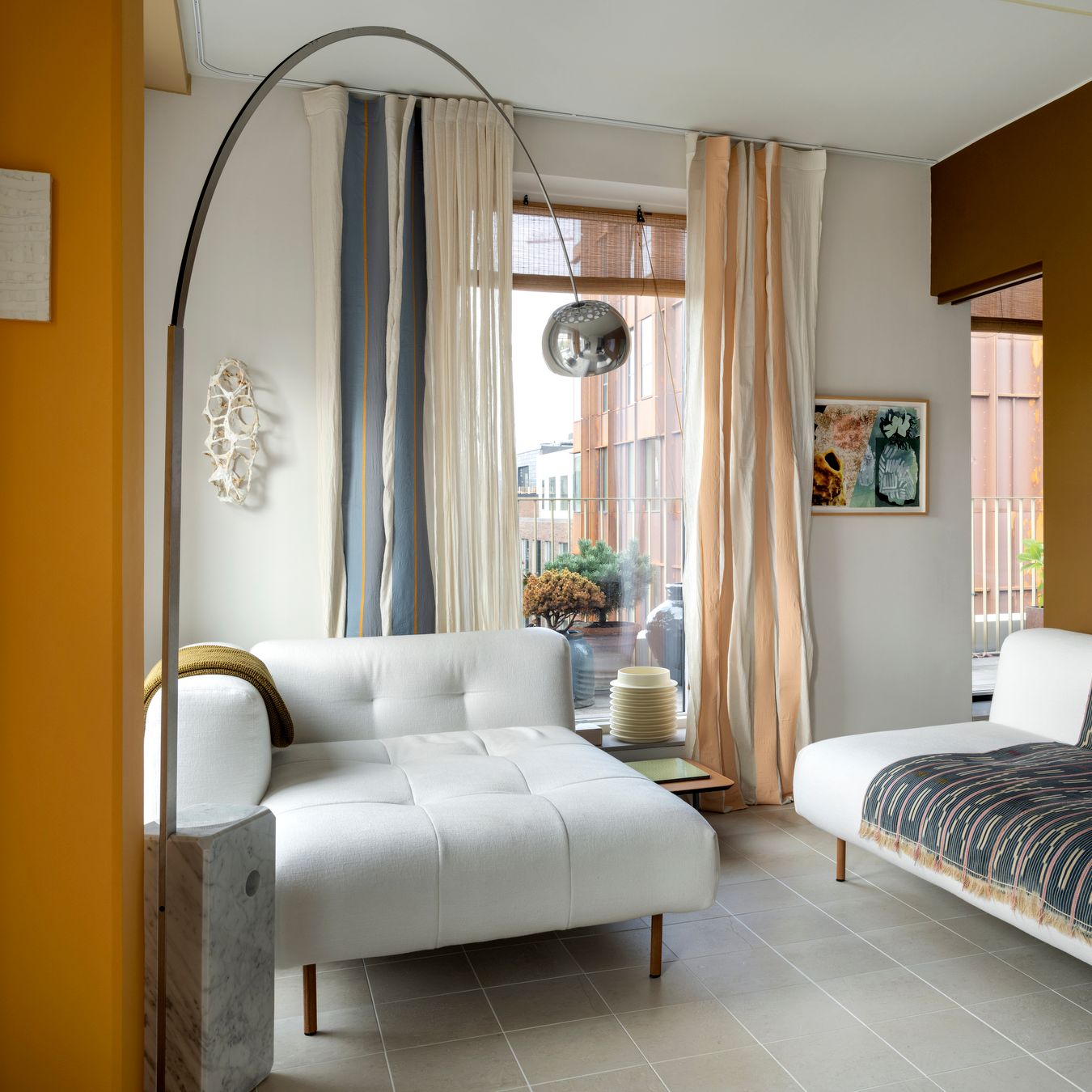 In praise of the Arco lamp: a legendary piece of design approved by interior designers and tastemakers